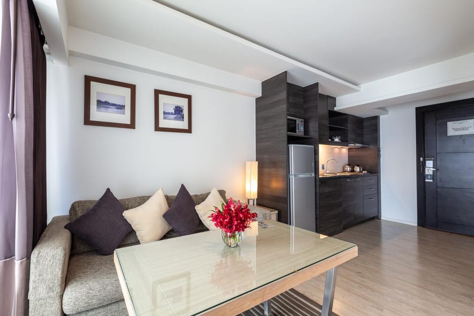 Seating area, Dining area, kitchen