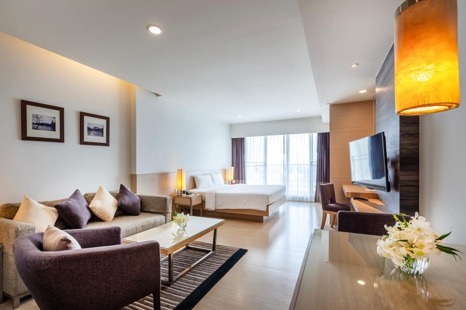 Bed, TV and multimedia, View (from property/room), Seating area, Bedroom