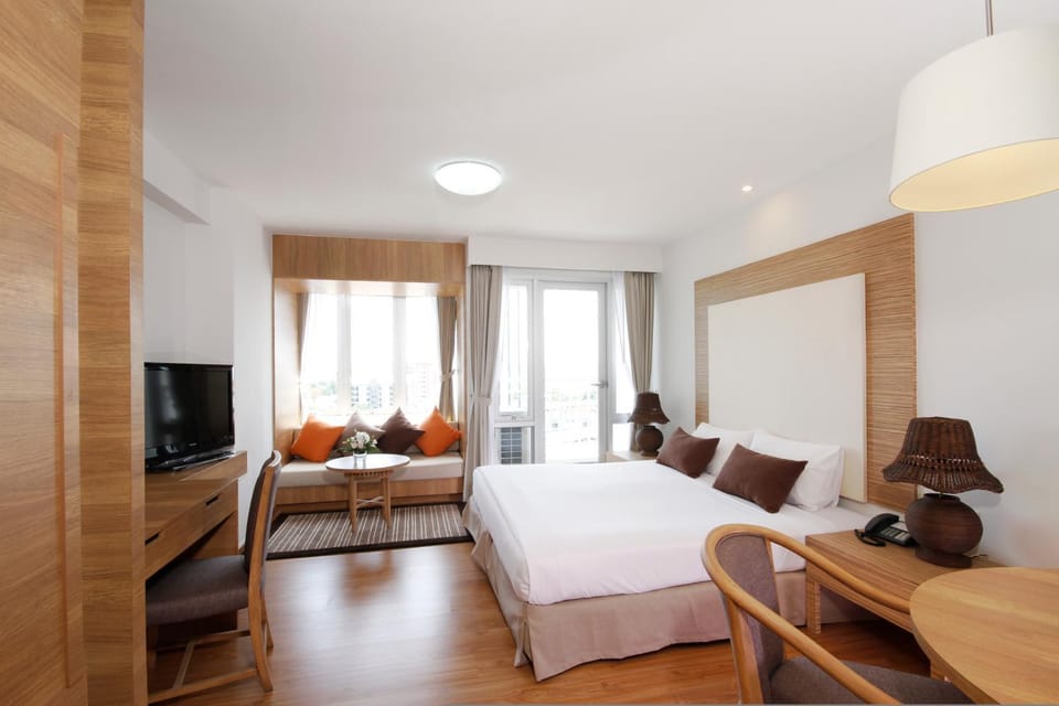 Toilet, Balcony/Terrace, Bedroom, City view