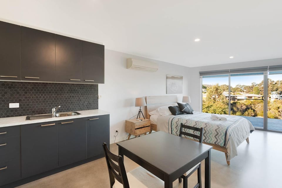 Bed, Kitchen or kitchenette, Bedroom