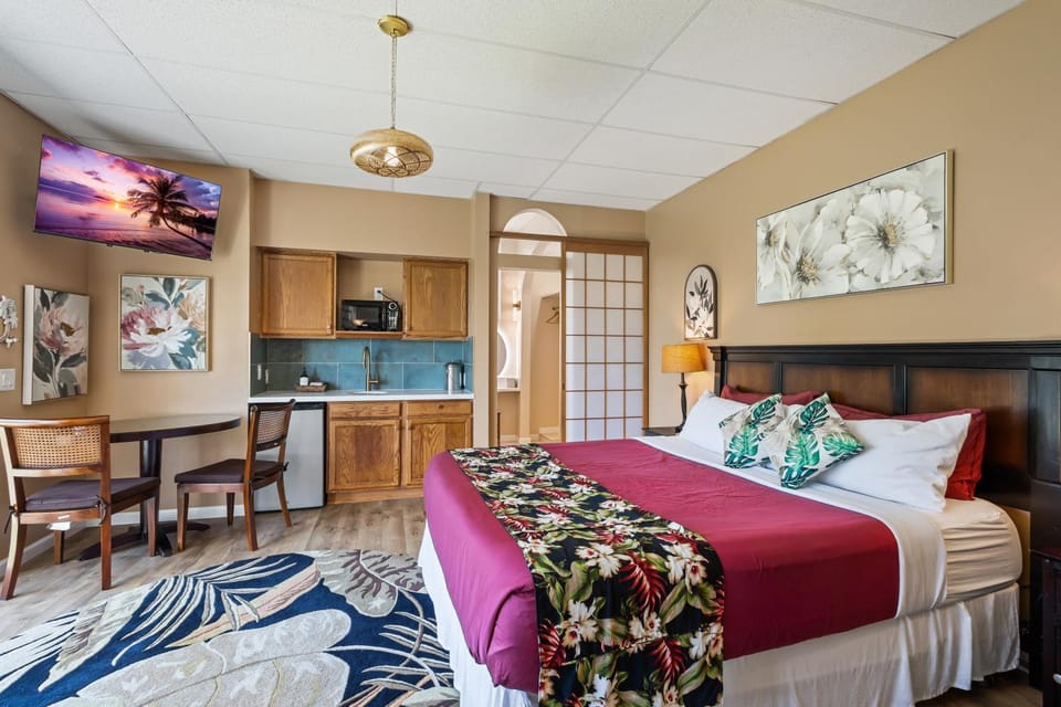 Bed, TV and multimedia, Kitchen or kitchenette, Photo of the whole room, Seating area, Bedroom