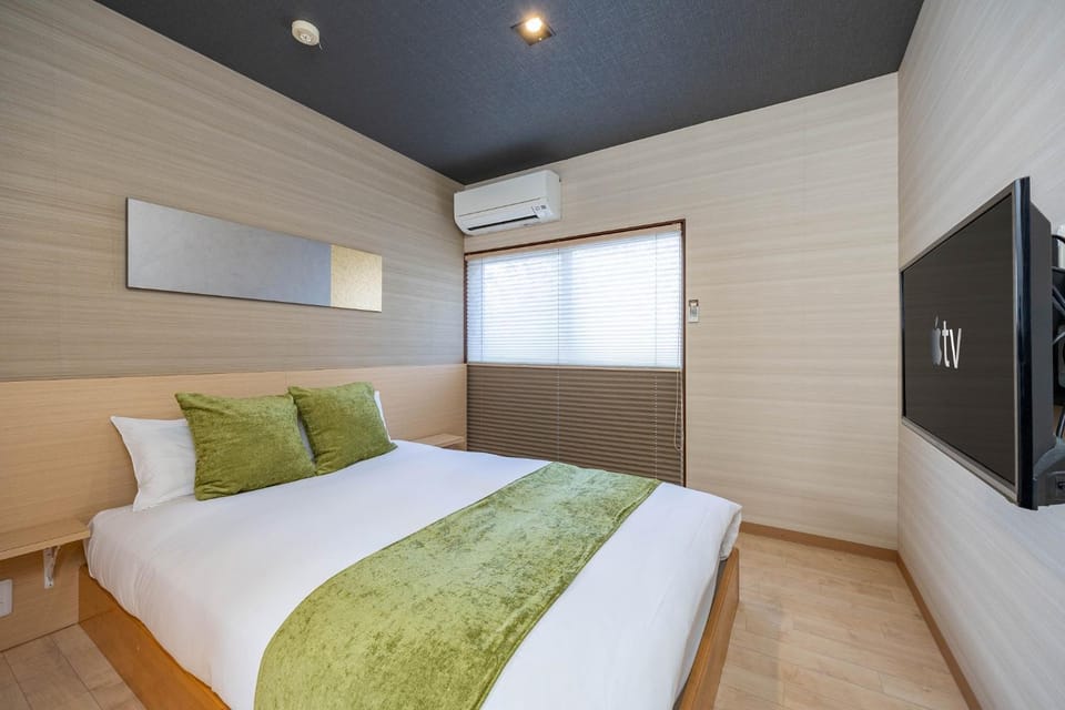 Bed, TV and multimedia, Photo of the whole room, Bedroom