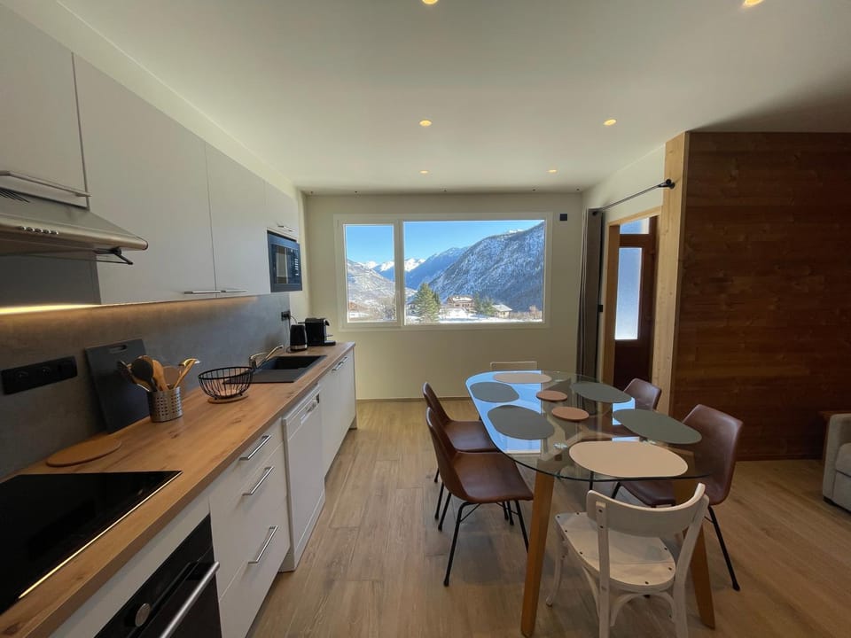 Kitchen or kitchenette, Living room, Dining area, Garden view, Mountain view, oven, stove