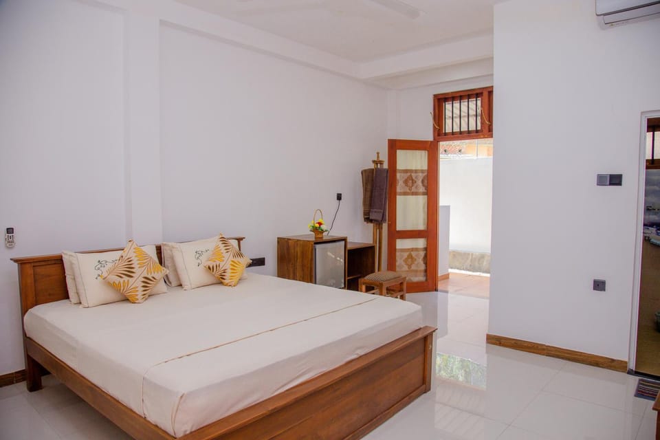 Photo of the whole room, Bedroom, air conditioner