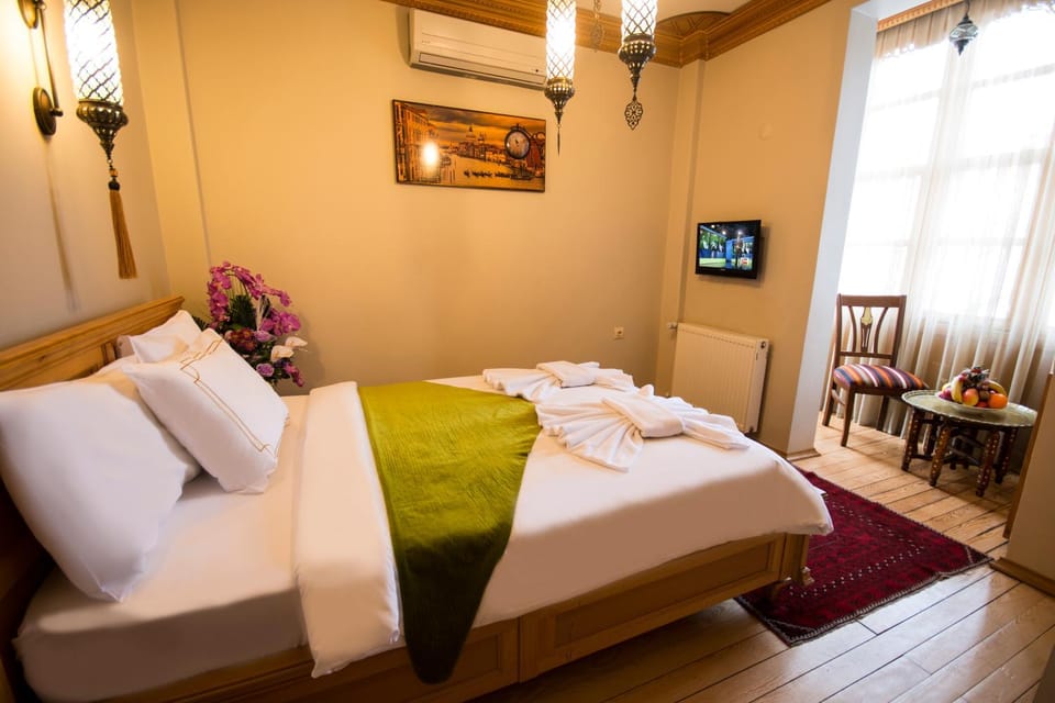 Bed, Balcony/Terrace, Photo of the whole room, Decorative detail, Bedroom