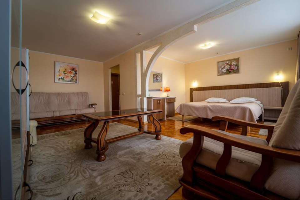 Bed, Living room, Photo of the whole room, Seating area, Bedroom