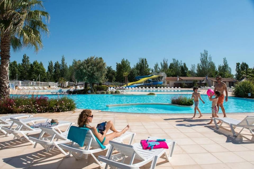CAMPING 4 Etoiles , MER A 500 M , PISCINE LAGON, MHOME 7 PERSONNES, 3 CHAMBRES, 36 METRES CARRES ! Campground/ 
RV Resort in Vias