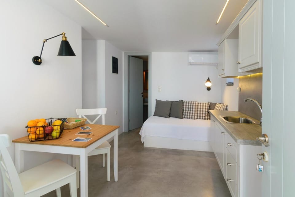 Kitchen or kitchenette, Dining area, Bedroom