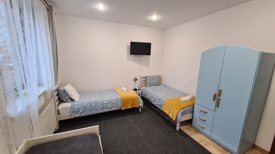 Bed, TV and multimedia, Photo of the whole room, Bedroom, wardrobe