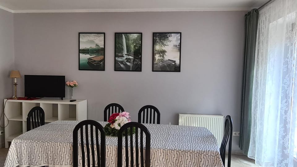TV and multimedia, Living room, Seating area, Dining area