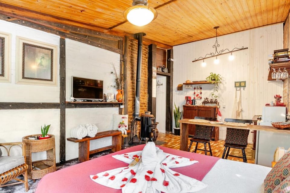 TV and multimedia, Kitchen or kitchenette, Photo of the whole room, Dining area, Bedroom, fireplace