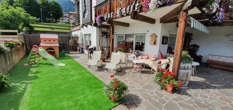 Facade/entrance, Garden, Garden view, Area and facilities