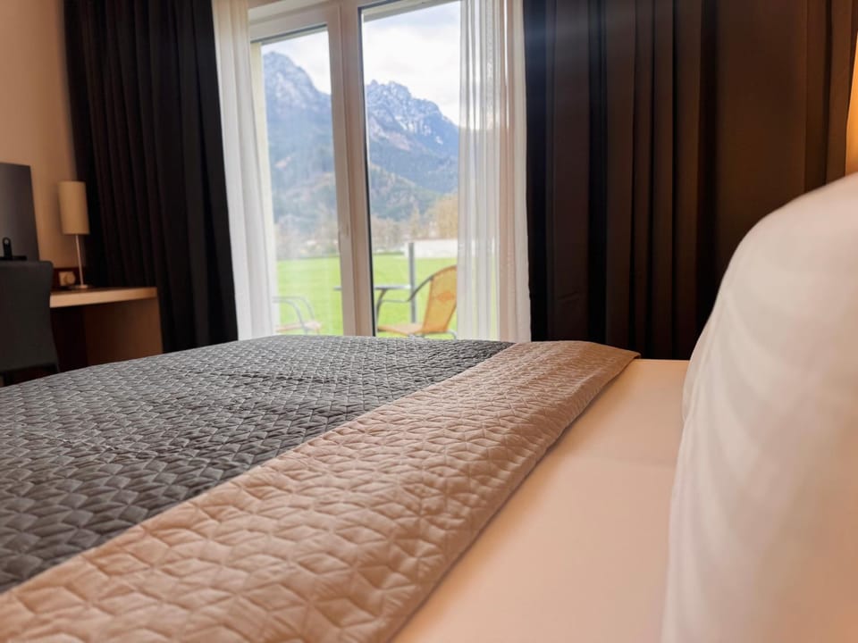 Bedroom, Mountain view
