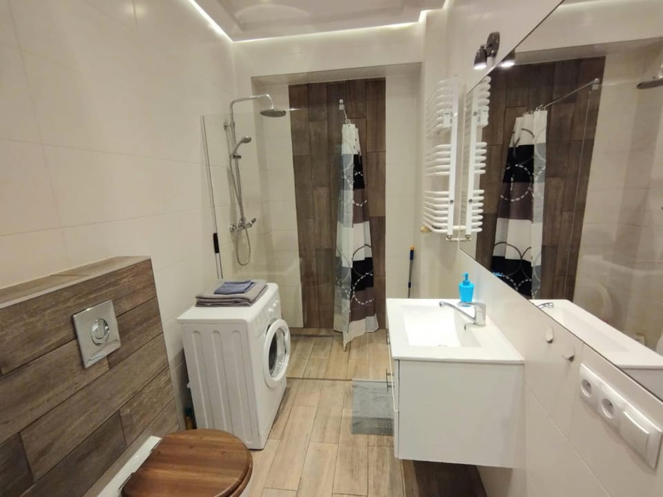 Shower, Bathroom, towels, washing machine