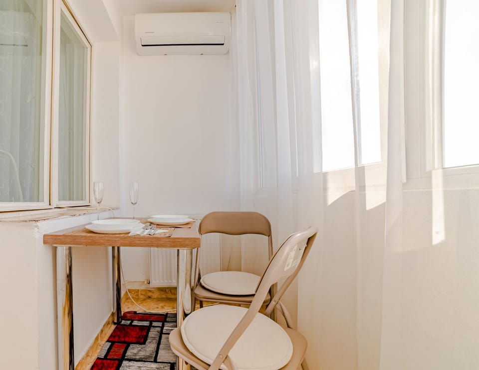 Seating area, Dining area, air conditioner