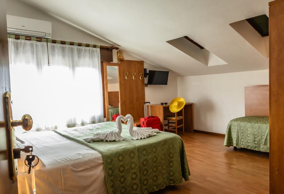 Bed, TV and multimedia, air conditioner