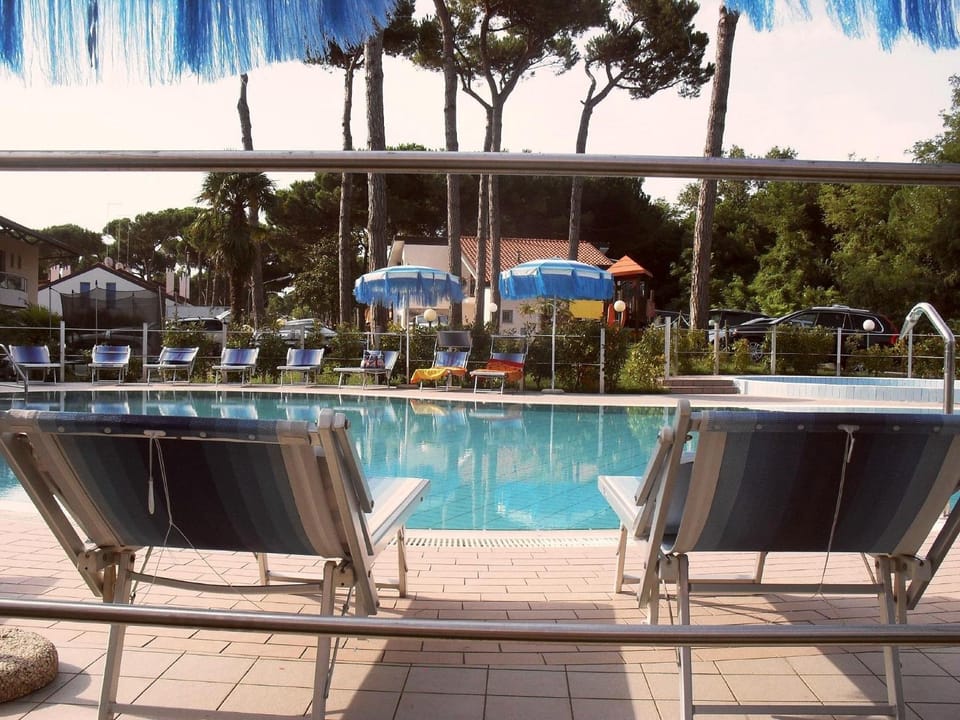 Day, Swimming pool, sunbed