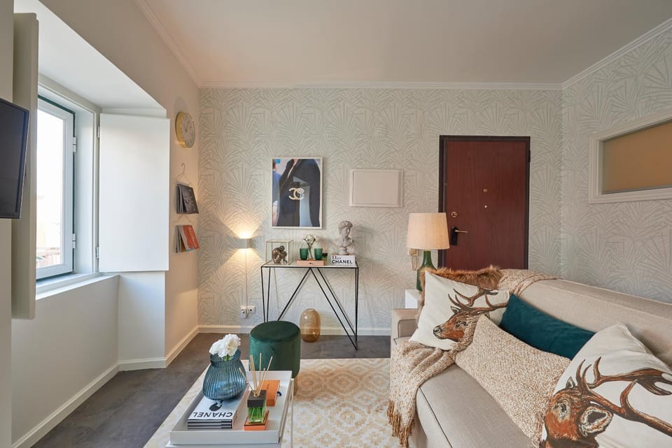 Communal lounge/ TV room, Property logo or sign, Activities, Library, Coffee/tea facilities, View (from property/room), Living room, Food and drinks, Other, Decorative detail, Logo/Certificate/Sign, Animals, Text overlay, City view, Landmark view, River view, Certificate/Award