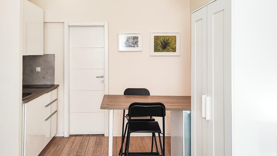 Kitchen or kitchenette, Dining area, hair dresser