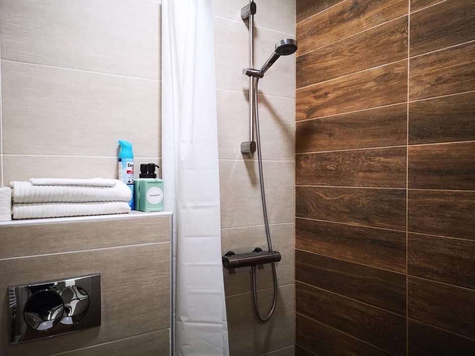 Shower, Bathroom, towels