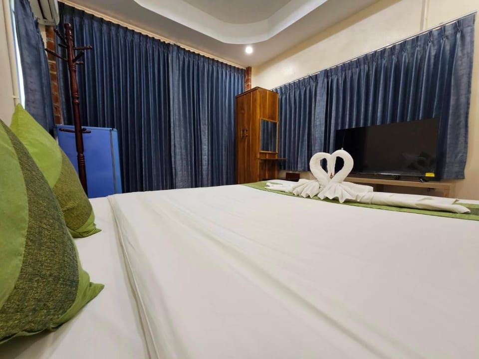 Bed, TV and multimedia, Photo of the whole room, Bedroom