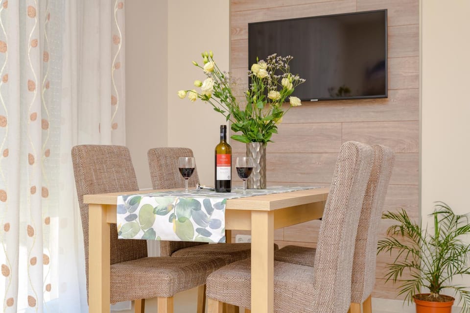 TV and multimedia, Living room, Seating area, Dining area