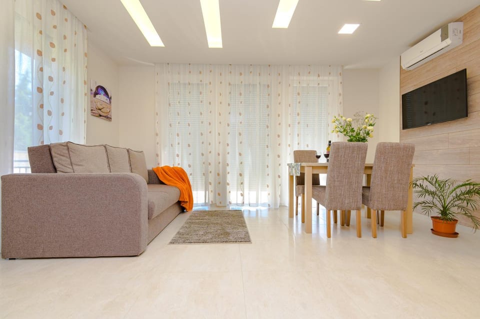 Communal lounge/ TV room, TV and multimedia, Living room, Dining area, air conditioner