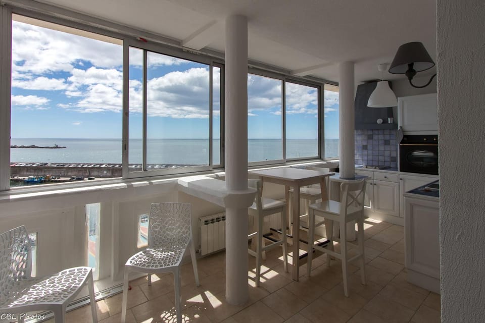 Kitchen or kitchenette, Sea view