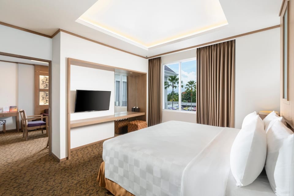 Bed, TV and multimedia, Bedroom, Pool view