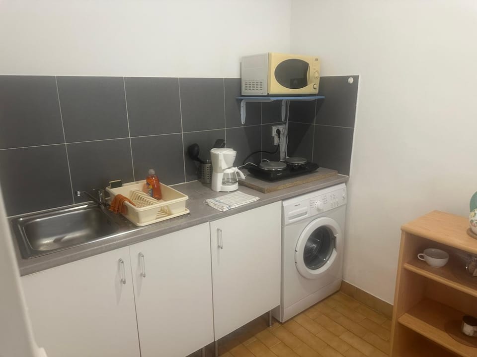Coffee/tea facilities, Kitchen or kitchenette, dryer