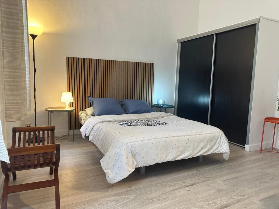 Bed, Photo of the whole room, wardrobe