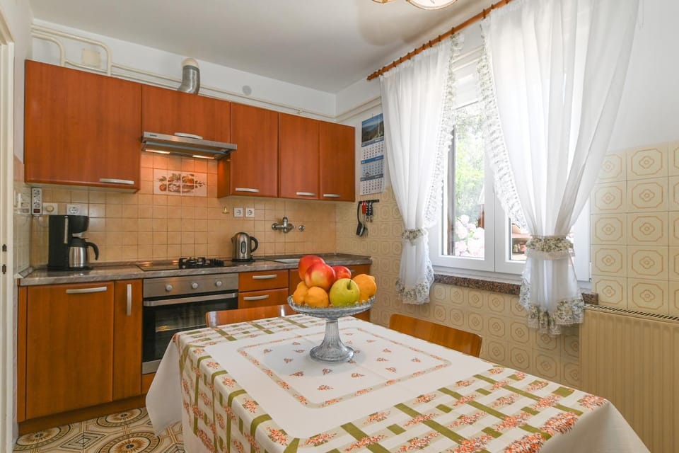Coffee/tea facilities, Kitchen or kitchenette, Dining area