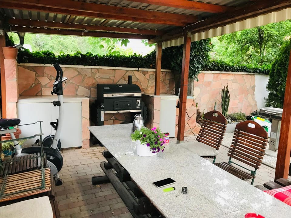 Patio, BBQ facilities