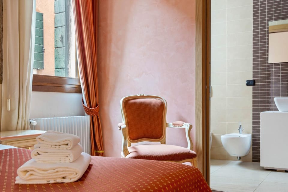 Top Venice Apartments and Rooms Ostreghe Bridge Bed and Breakfast in San Marco