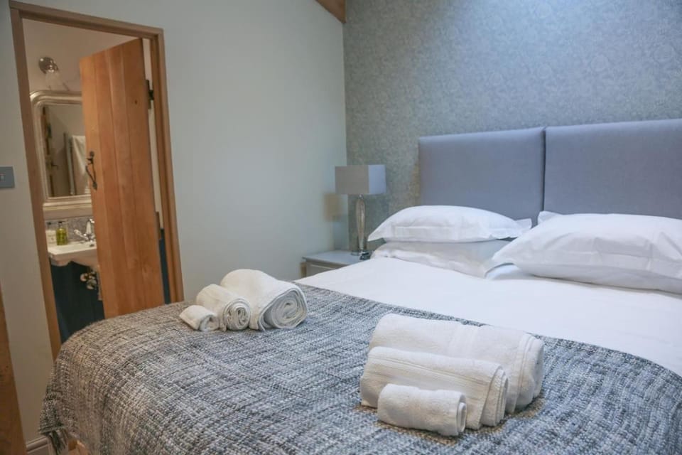 SKITTLES - charming one bedroom apartment - parking - easy access to Bath Apartment in England