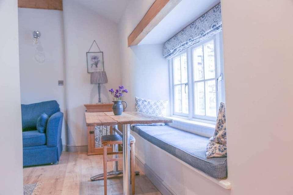 SKITTLES - charming one bedroom apartment - parking - easy access to Bath Apartment in England