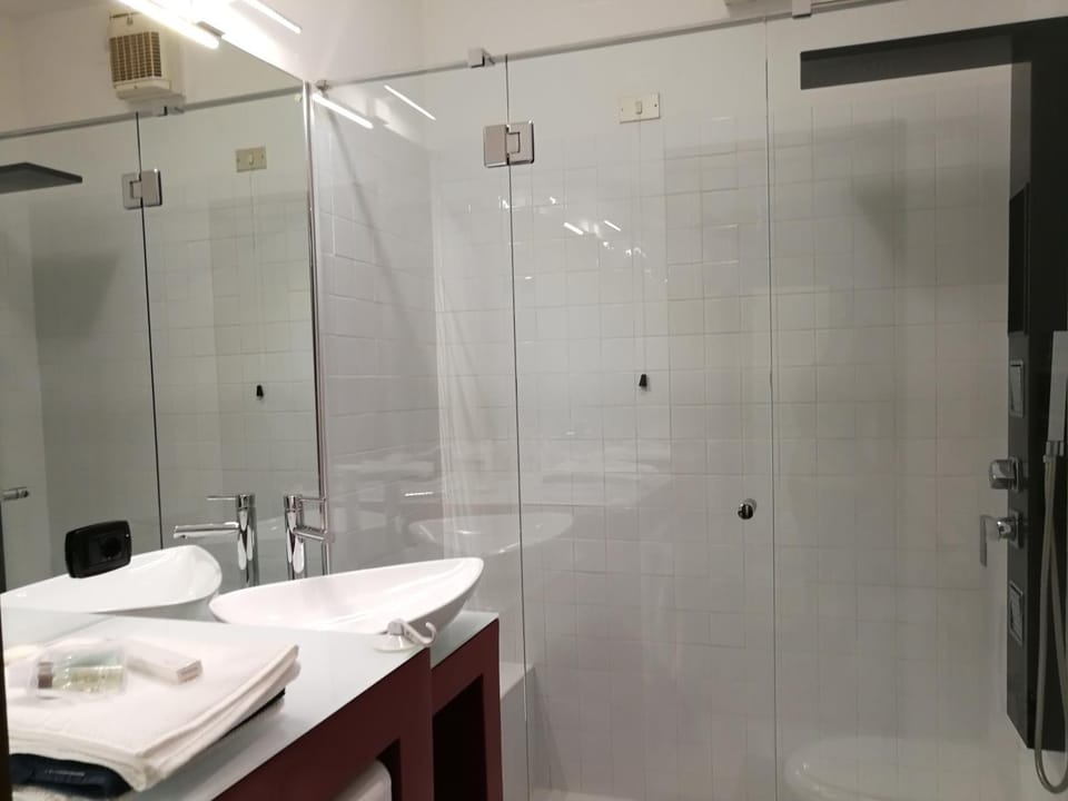 Shower, Toilet, Bathroom, towels