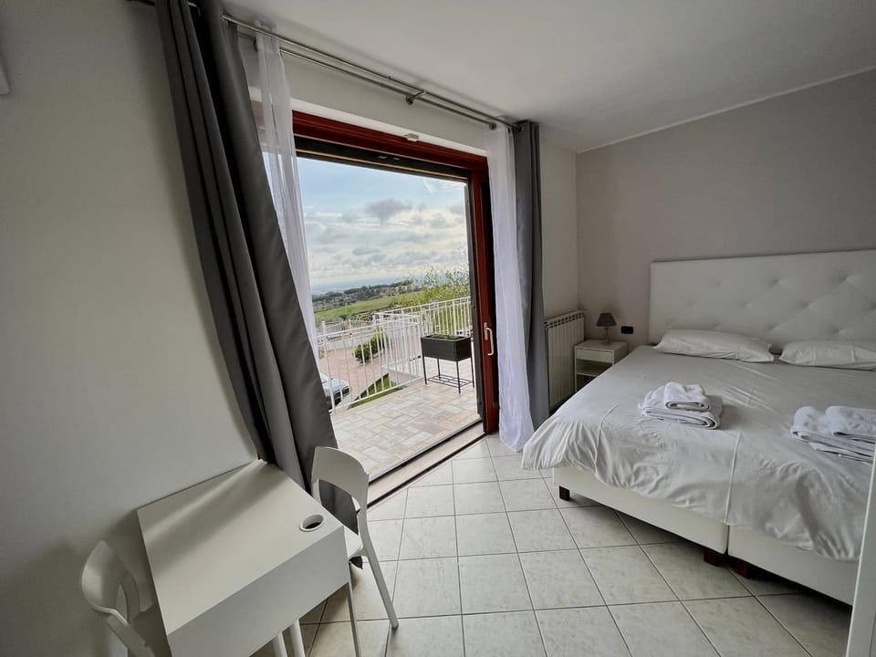Natural landscape, View (from property/room), Balcony/Terrace, Bedroom, towels