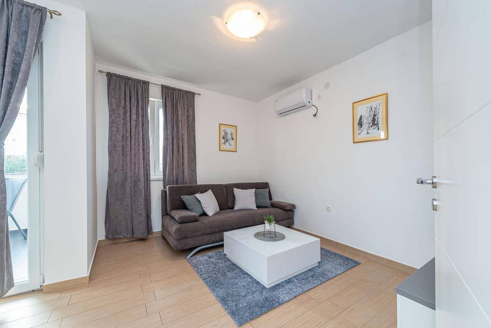 Star 3 modern & centrally ap fo 4 Apartment in Novalja