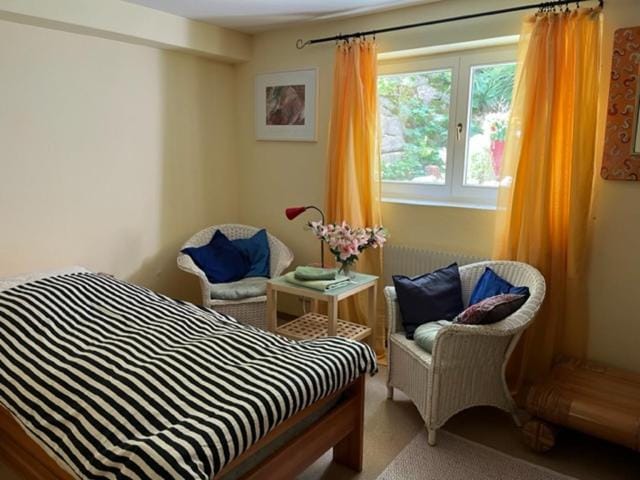 Bed, Living room, Photo of the whole room, Seating area, Bedroom