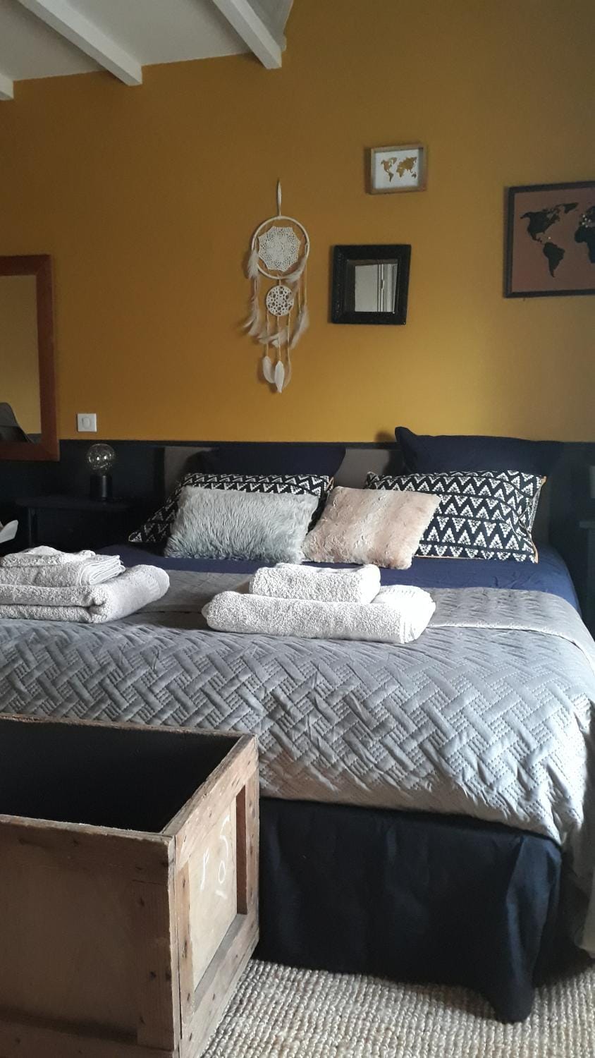 Bed, Photo of the whole room, Bedroom
