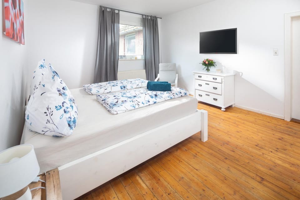 Bed, TV and multimedia, Evening entertainment, Bedroom
