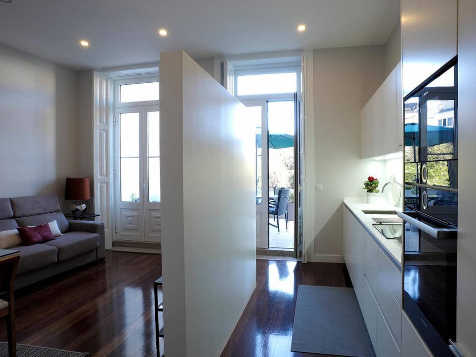 TV and multimedia, Kitchen or kitchenette, Living room, Dining area, stove