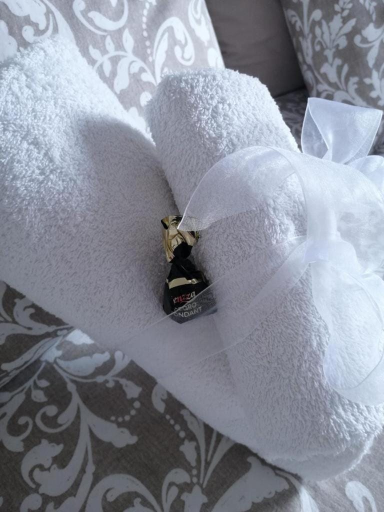 Bed, towels