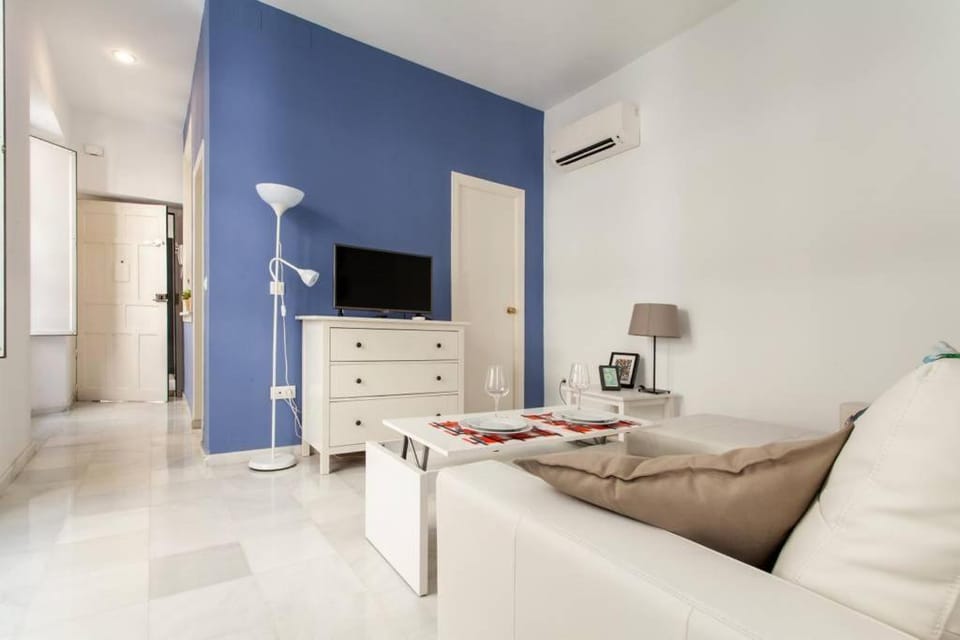 Hostly Rivero 2B Center-Fibre-communal terrace-Parking Optional-CLess Apartment in Seville