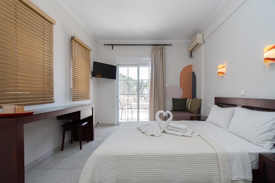 Bed, TV and multimedia, Bedroom, hair dresser