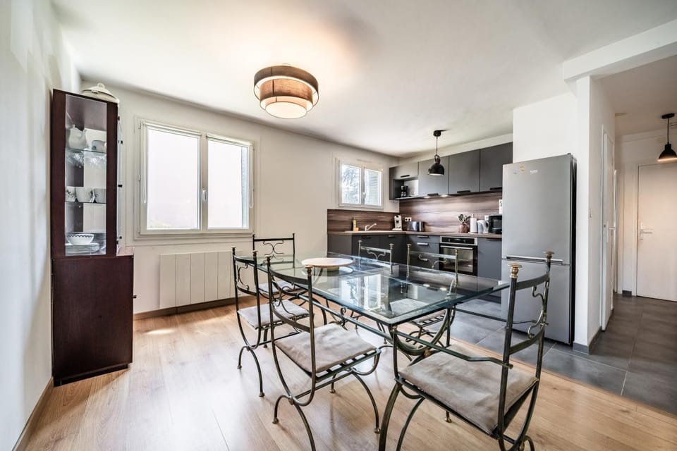 Property building, Kitchen or kitchenette, Living room