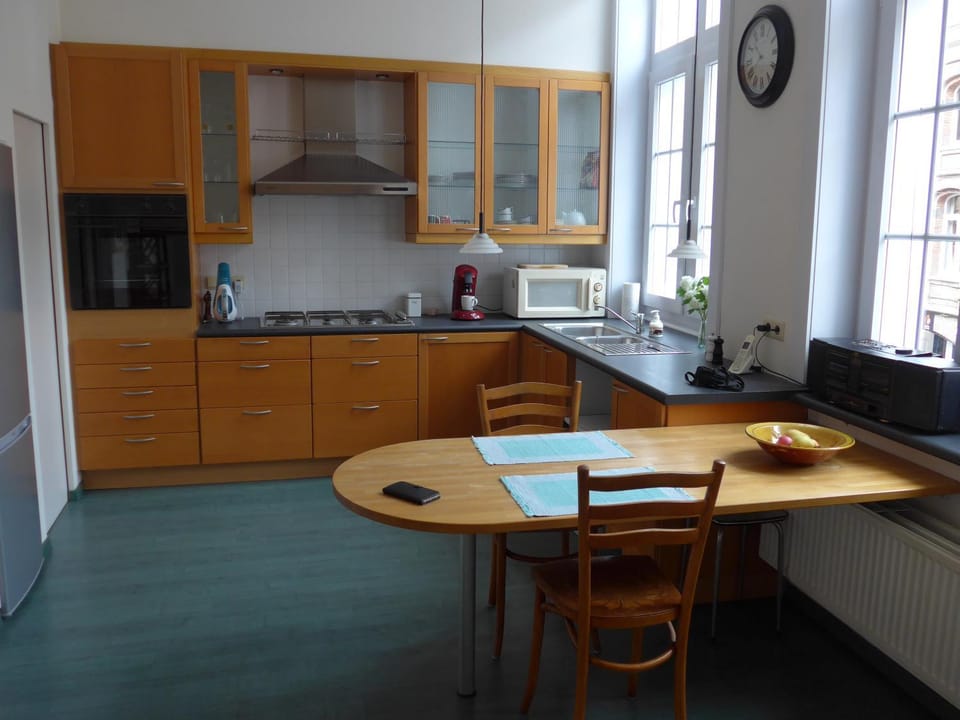 BelArté framing shop, spacious apartment with garage in the heart of Ieper Apartment in Ypres