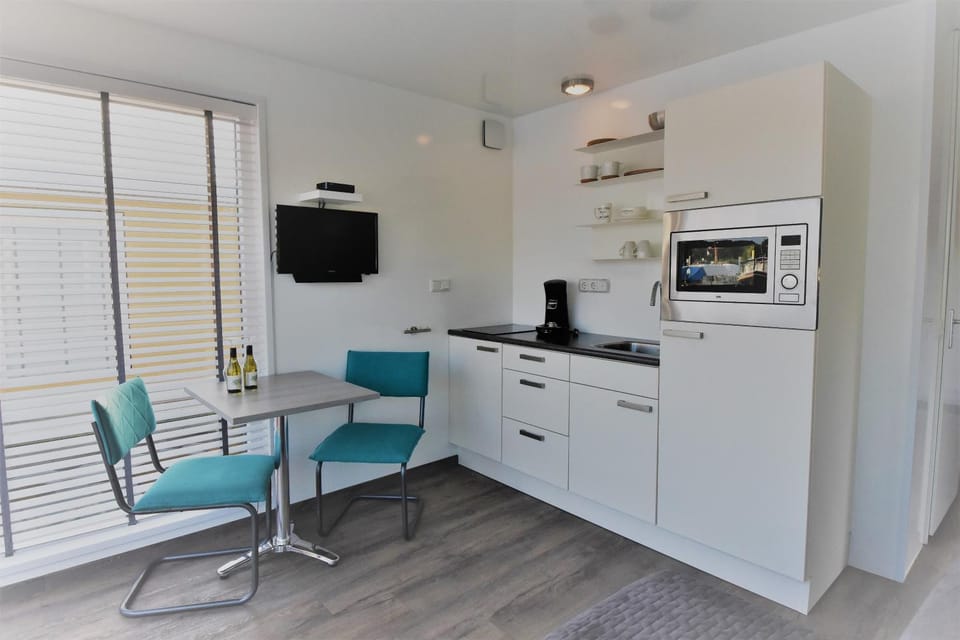 TV and multimedia, Kitchen or kitchenette, Living room, Food and drinks, Dining area