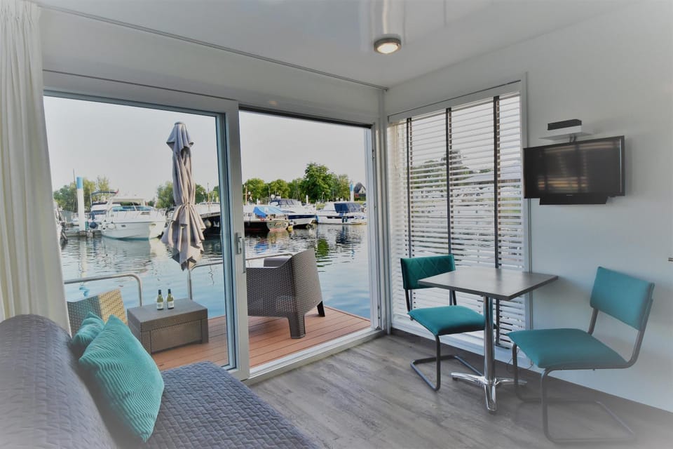 View (from property/room), Balcony/Terrace, Living room, Seating area, Lake view